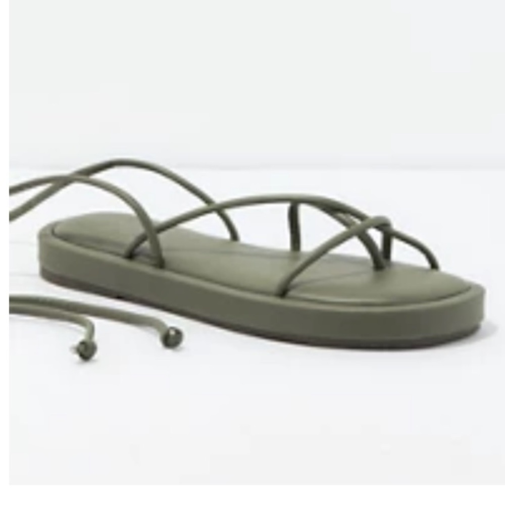 American Eagle Platform Lace-Up Sandal
Color: Olive
Size: 6
